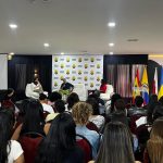 Expertos instan a los futuros periodistas a "recuperar la calle" frente al avance de la IA