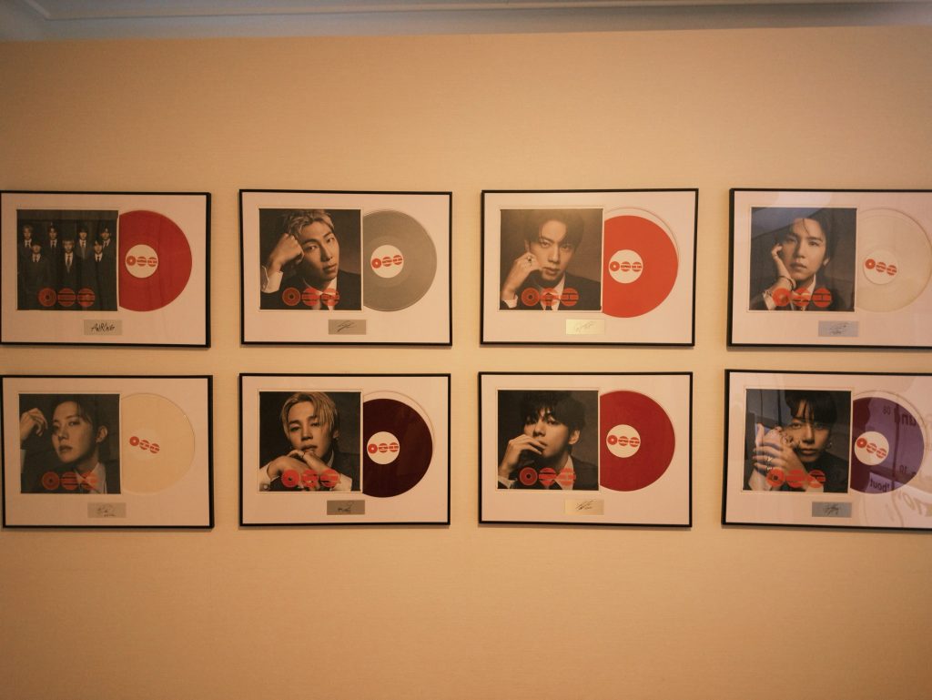 Pared con los vinilos individuales y el grupal expuestos. FOTO: Koan Insights